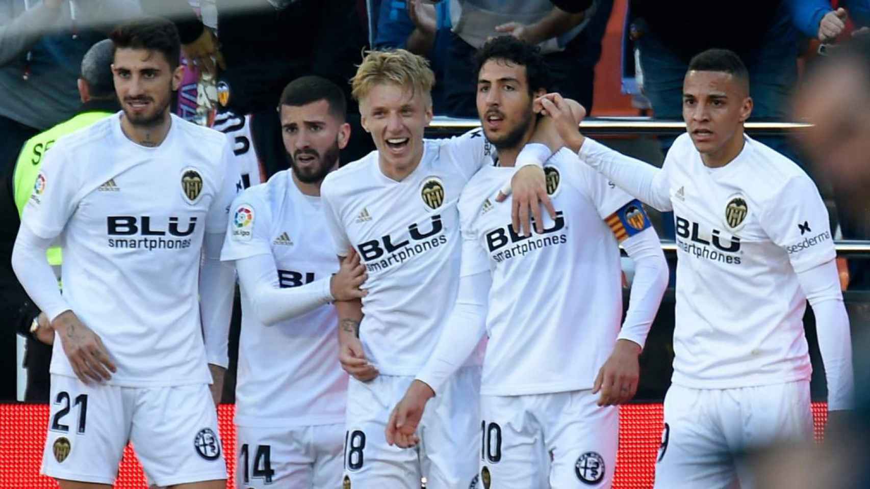 Piccini, Gayà, Wass, Parejo y Rodrigo celebrando un gol del Valencia / EFE