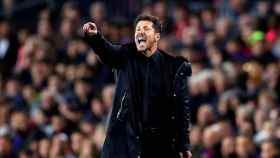 Simeone da instrucciones durante el duelo del Camp Nou / EFE