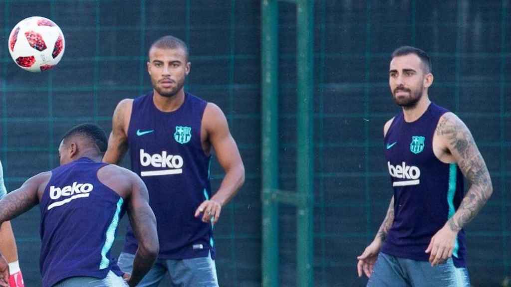 Una foto de archivo de Paco Alcácer durante un entrenamiento del Barça junto a Rafinha y Semedo / EFE