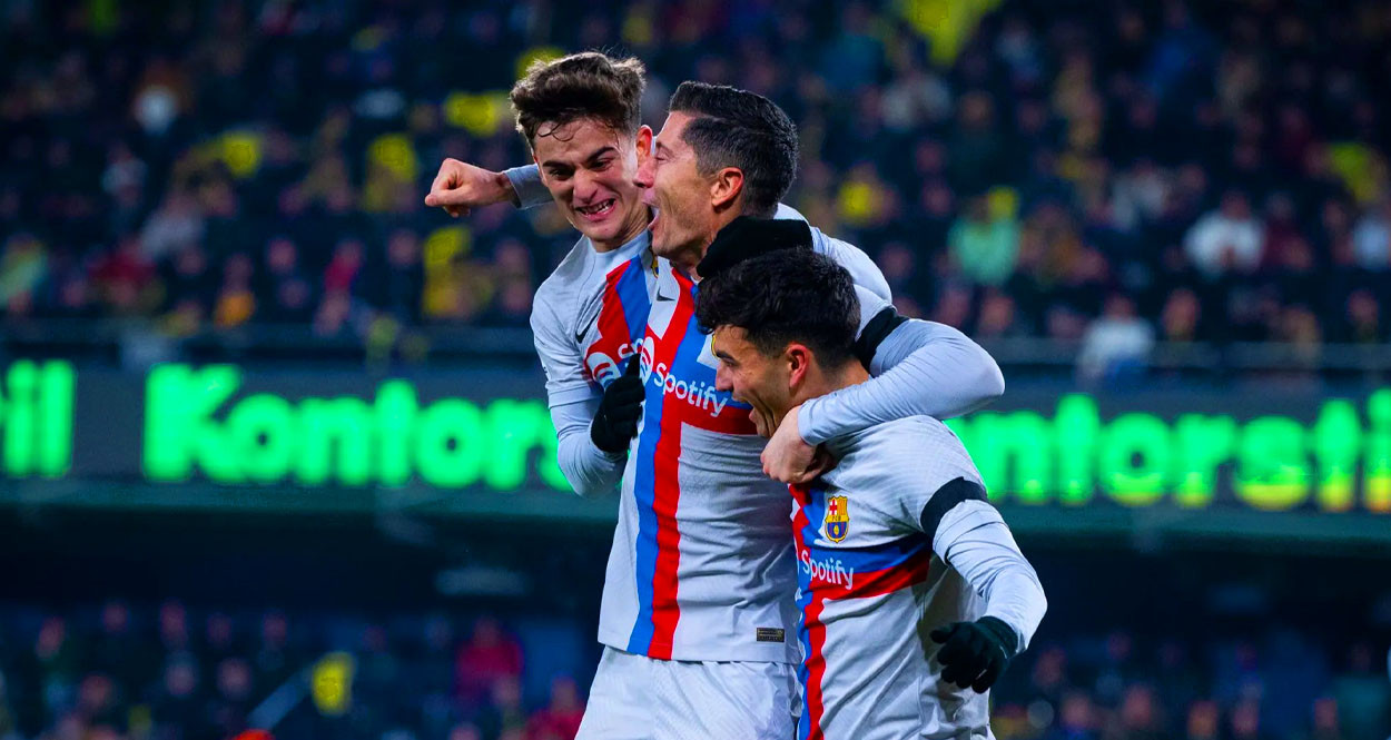 Lewandowski abraza a Pedri y Gavi tras el gol del canario al Villarreal / FCB