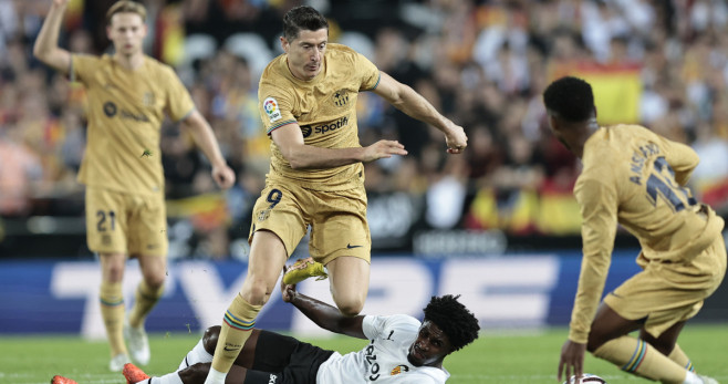 Lewandowski, Ansu Fati y Frenkie de Jong contra el Valencia / EFE