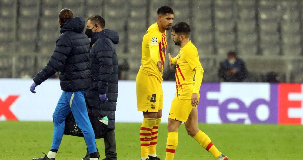 Jordi Alba se marcha lesionado y saluda a Araújo Barça / FCB