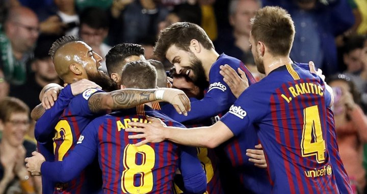 Los jugadores del Barça celebran el primer gol de Messi al Betis / EFE