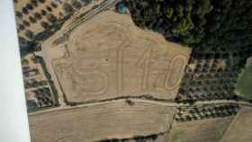 Un texto favorable al 'sí' en el referéndum del 1-O realizado con un tractor en un campo de Fontanilles, Girona / CG