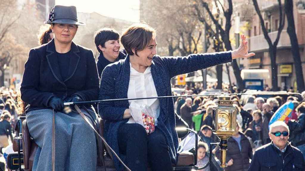 Ada Colau, en la fiesta de los Tres Tombs del distrito de Sant Andreu, este domingo.