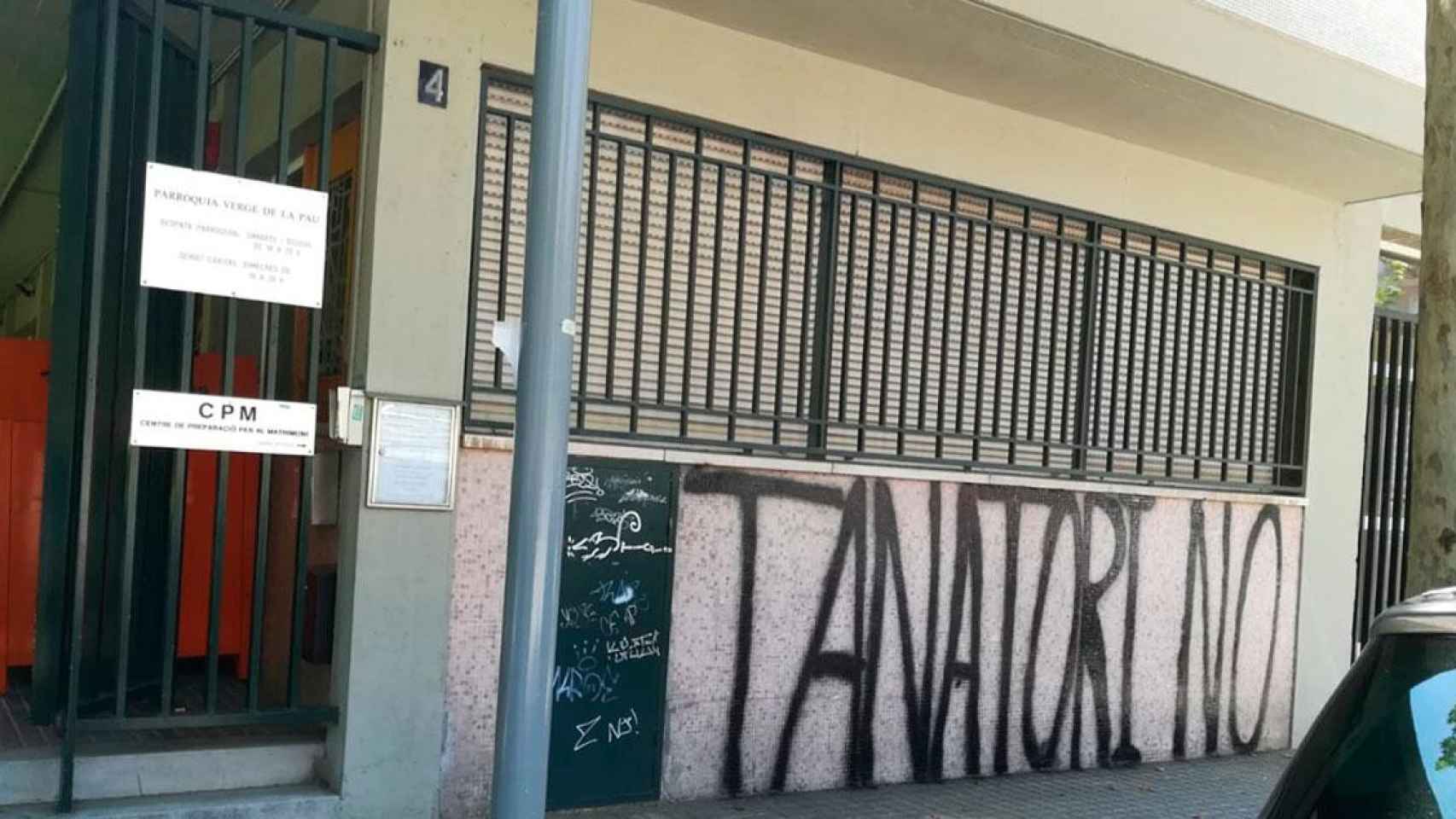 Un grafiti contrario al nuevo tanatorio de la zona alta de Barcelona, en Sant Gervasi / CG