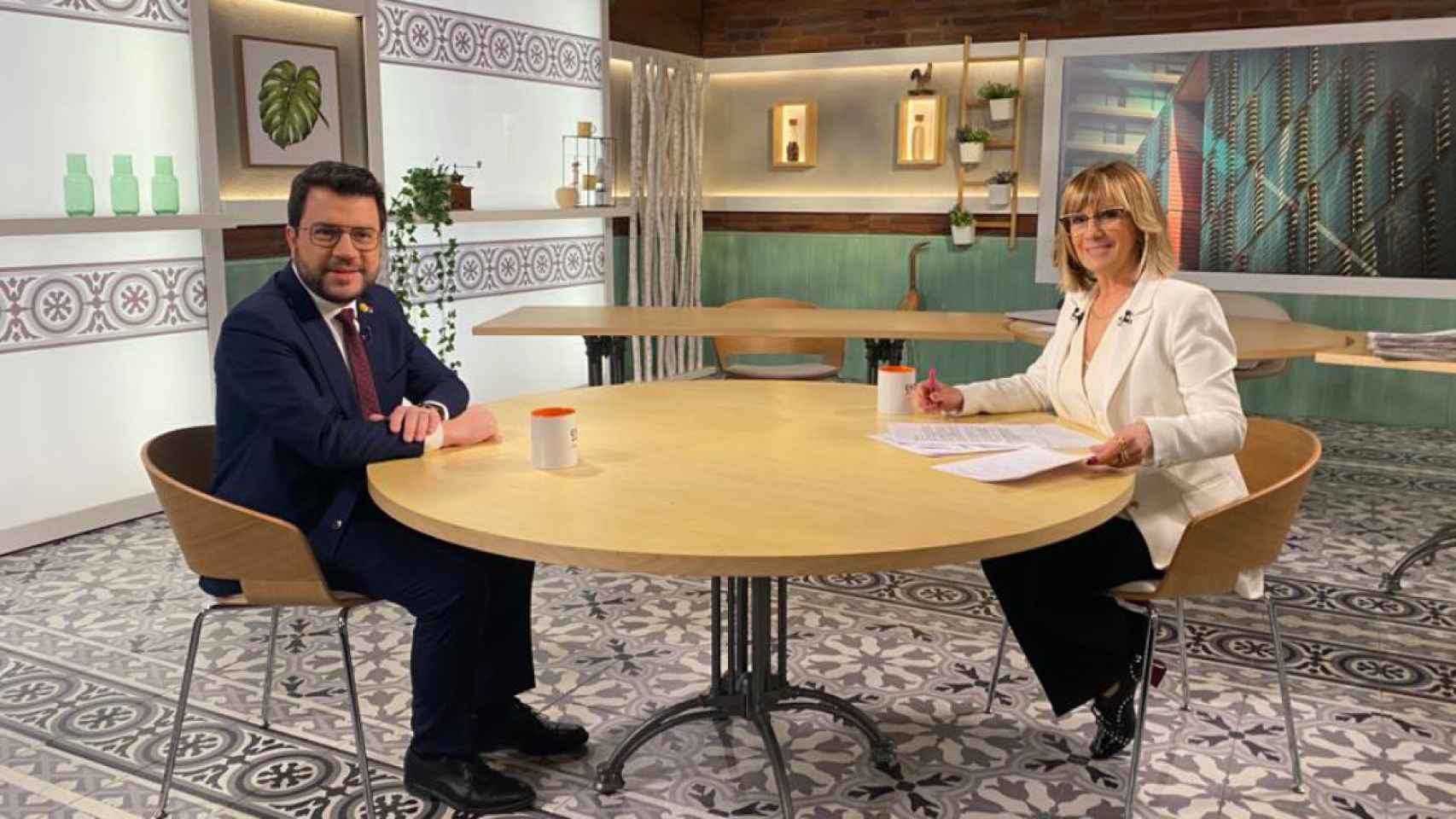 El 'president' de la Generalitat Pere Aragonès y la periodista de Cafè d'Idees Gemma Nierga / RTVE