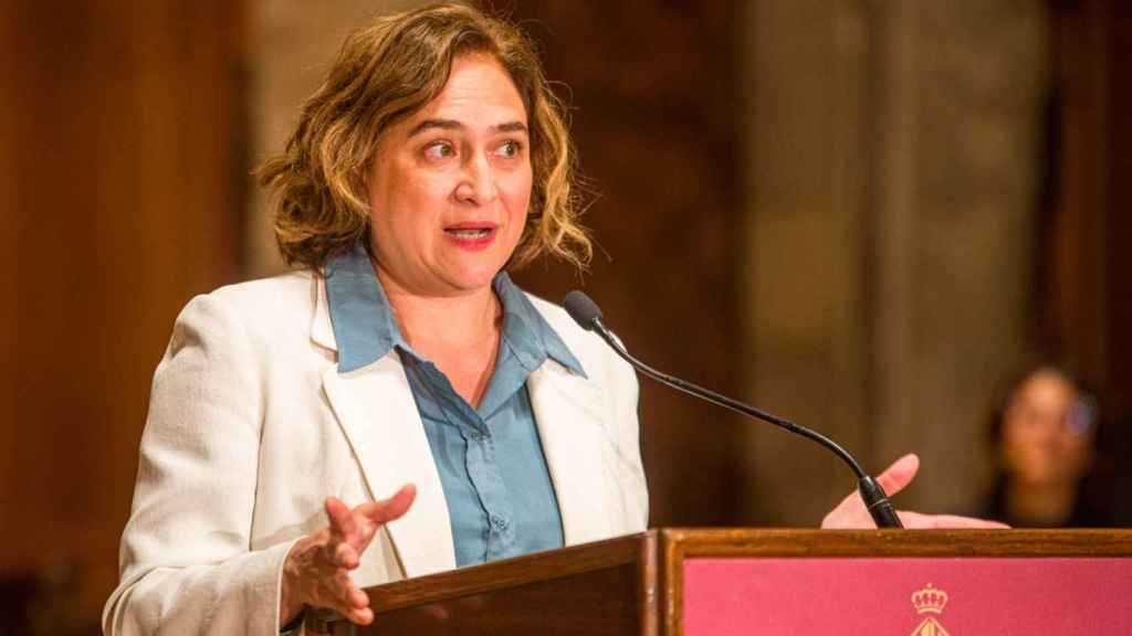 Ada Colau, alcaldesa de Barcelona, en el acto oficial de Sant Jordi en el ayuntamiento / EP