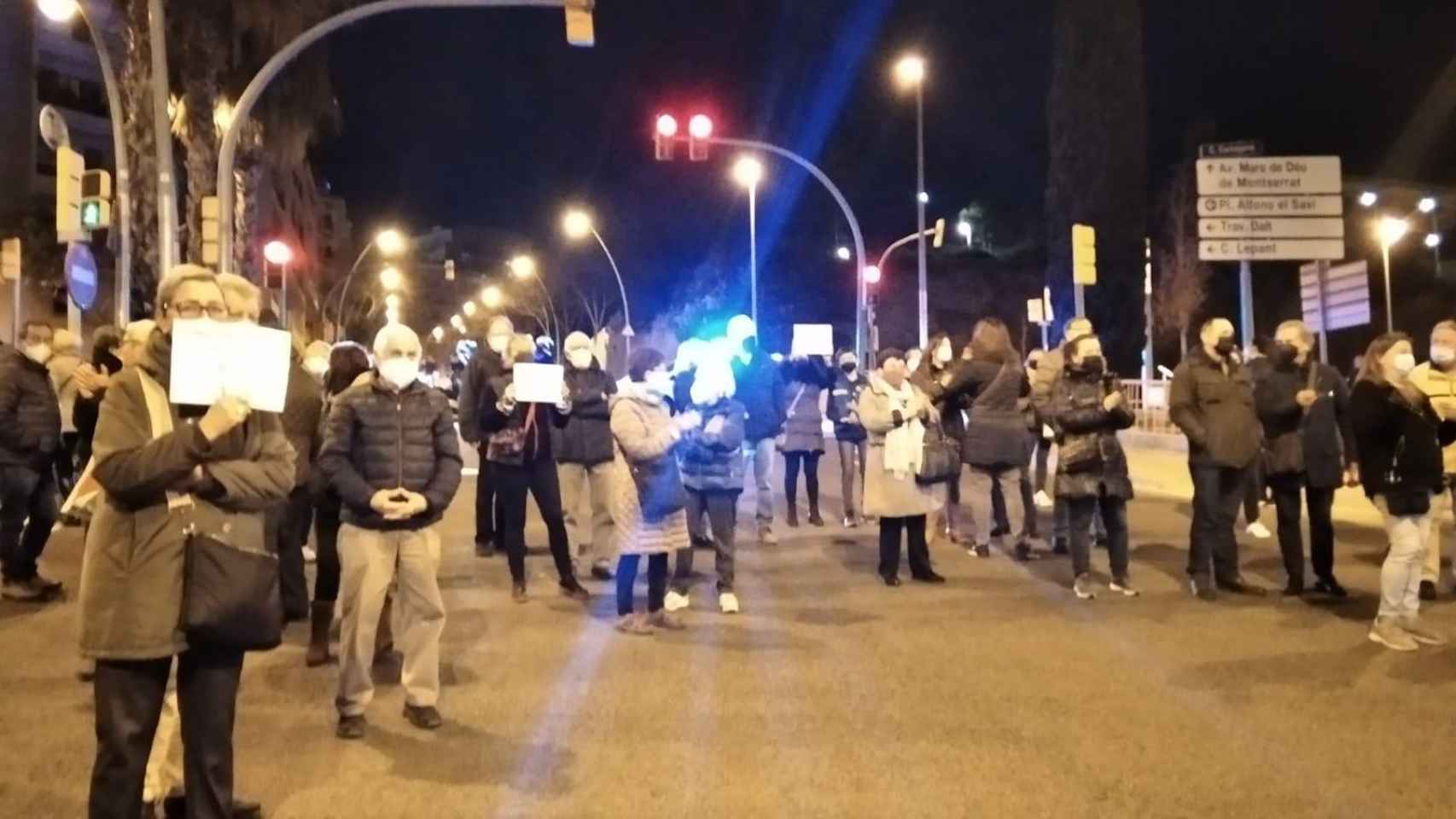 Manifestantes contra el albergue de toxicómanos junto a la escuela Mas Casanovas, cortando el tráfico en la calle Cartagena a la altura de Ronda del Guinardó