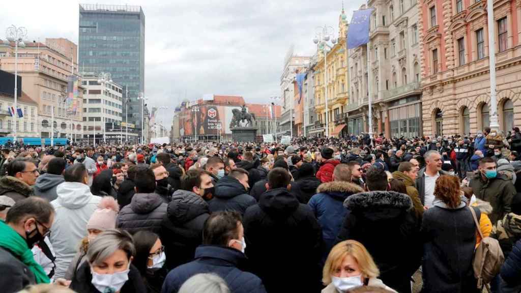 Manifestación de protesta en Zagreb (Croacia, que no es democracia plena) el miércoles contra las medidas gubernamentales contra la pandemia / EFE