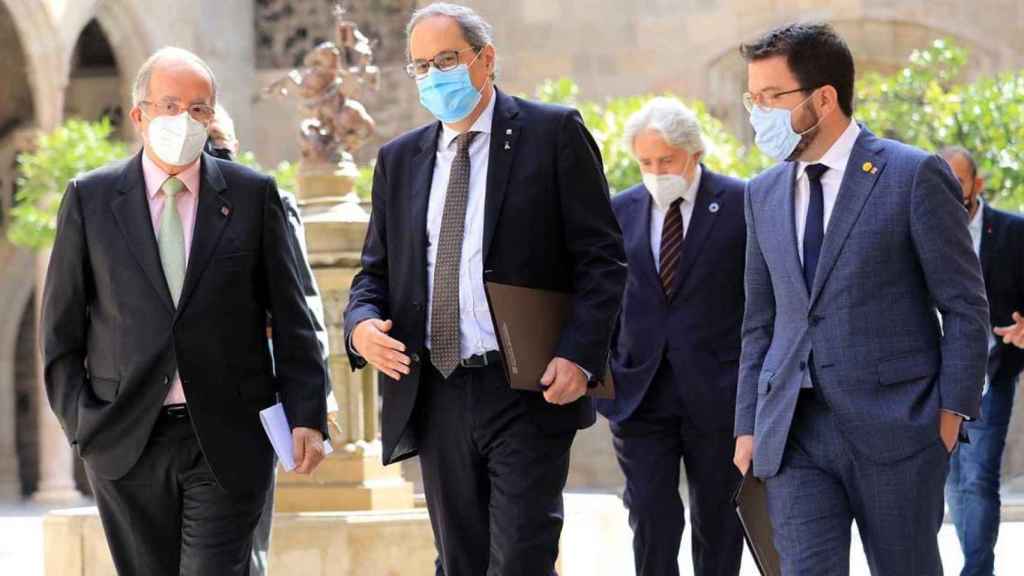 Quim Torra (c) junto a Pere Aragonès (d) y Josep González (i), con Josep Sánchez-Llibre al fondo, reunidos para abordar las ayudas a padres con hijos en cuarentena / GOVERN