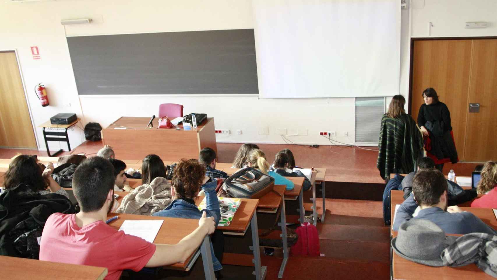 Una clase con profesores y alumnos en la vuelta al cole del pasado curso escolar / EP