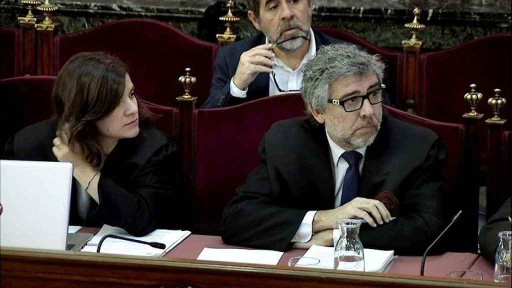 El abogado Jordi Pina y su ayudante durante la jornada de este miércoles en el Tribunal Supremo / EFE