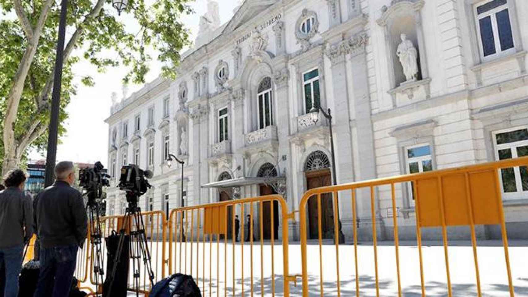 Varios medios a las puertas del Tribunal Supremo / EFE