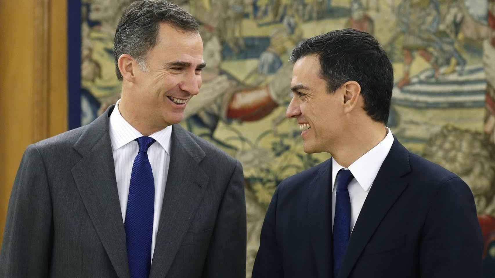 Pedro Sánchez, presidente del Gobierno, junto al rey Felipe VI / EFE