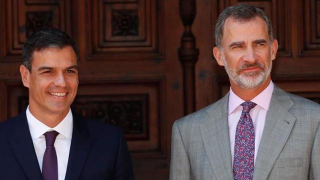 El presidente del Gobierno, Pedro Sánchez, y el jefe del Estado, Felipe VI, en el Palacio de Miravent / CASA REAL