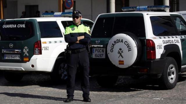 Uno de los agentes del dispositivo policial que entró en el Ayuntamiento de Girona en septiembre y que pone en la diana la adquisición de un fondo de arte por parte de Puigdemont / EP