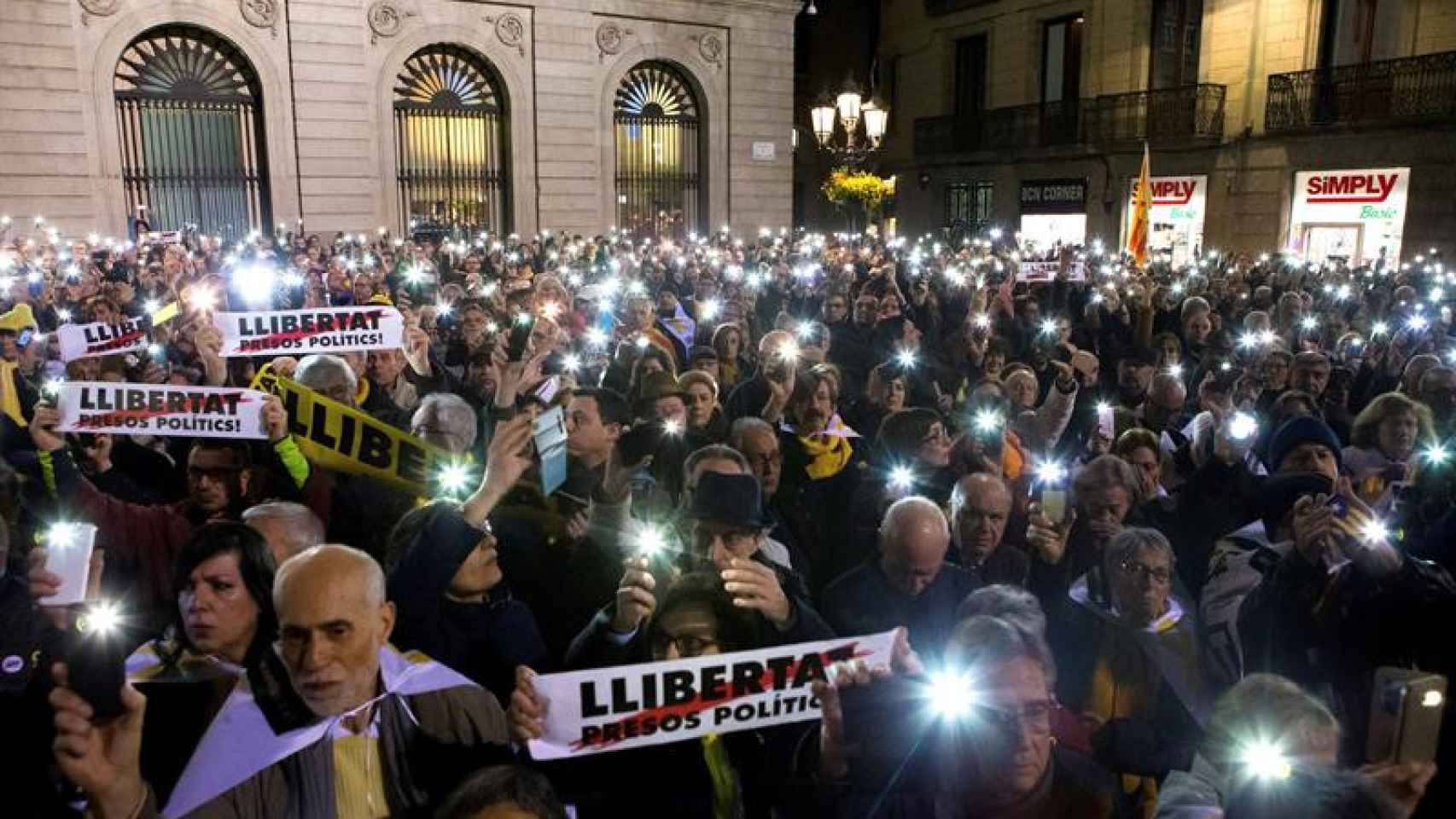 Manifestación a favor de la libertad de los políticos presos y de la república catalana en la plaza Sant Jaume esta tarde / EFE