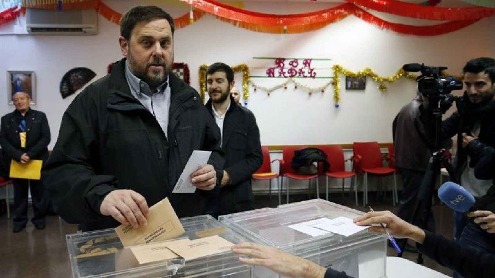 Oriol Junqueras, candidato de ERC para el 21D, vota en las elecciones de diciembre de 2015 / EFE