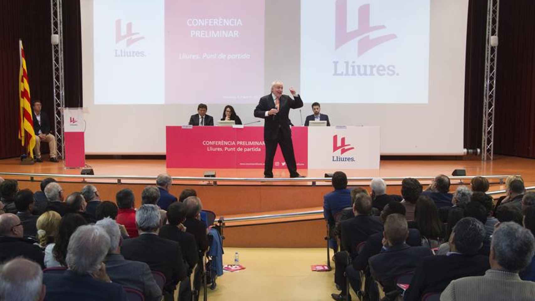 El exdirigente de CiU Antoni Fernández Teixidó (c), durante la conferencia preliminar del movimiento Lliures / EFE