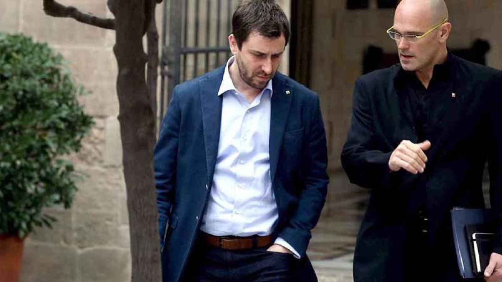 Los consejeros de Salud y Relaciones Exteriores, Antoni Comín y Raül Romeva, a su llegada a una reunión del Gobierno catalán.