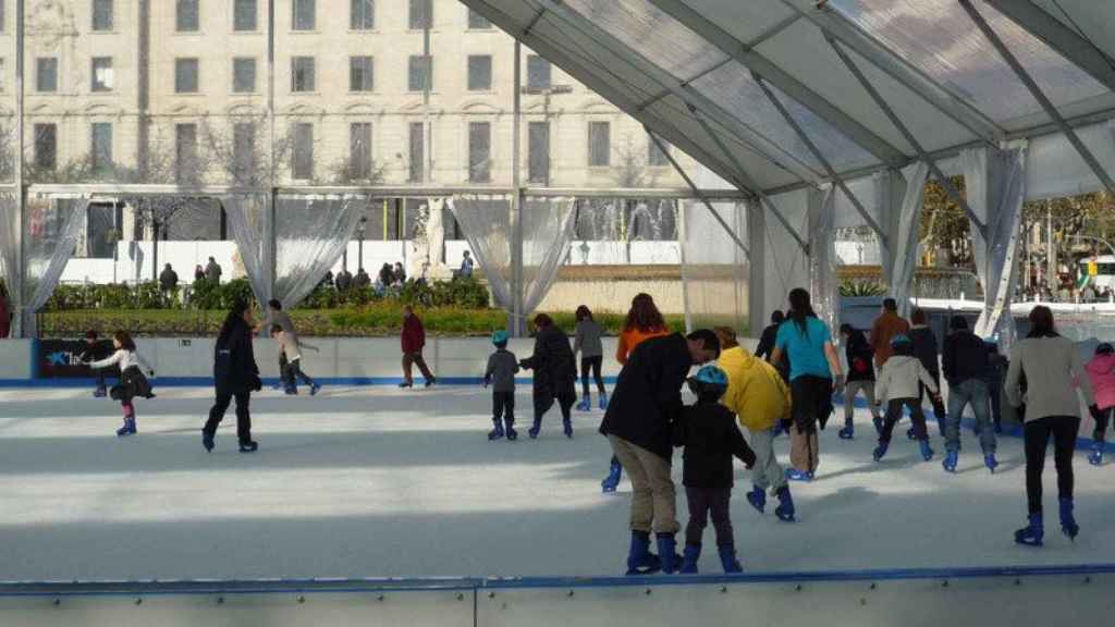 Pista de hielo navideña de la plaza de Cataluña de Barcelona, en su primera edición, en 2011.