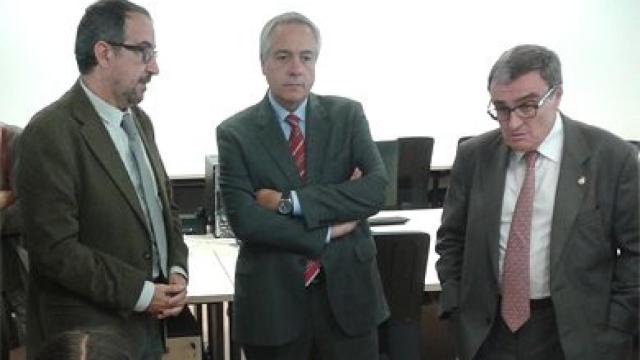 Navarro, en Lérida, con el alcalde de la localidad, Àngel Ros