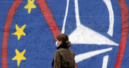 Mural contra la UE y la OTAN en Serbia / EFE - Andrej Cukicx