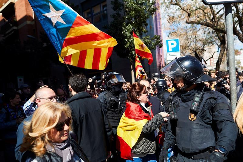 Mossos d'Esquadra junto a manifestantes este sábado / EFE