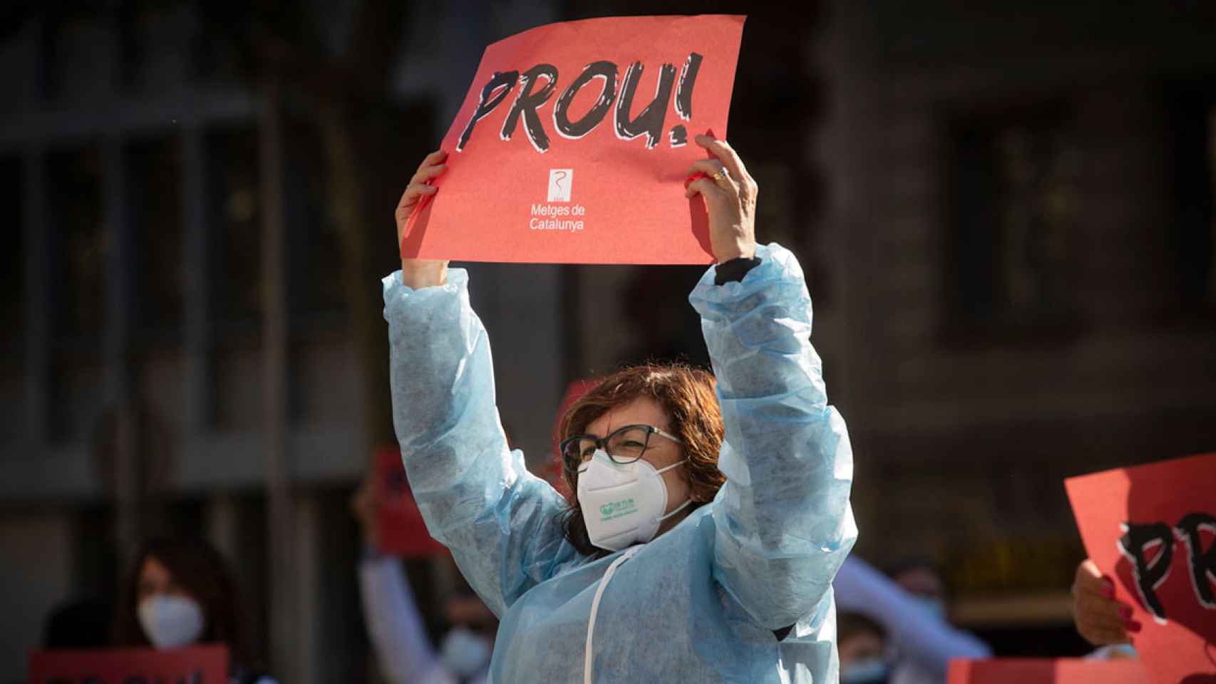 Una sanitaria, con un cartel que pide mejoras laborales / CEDIDA