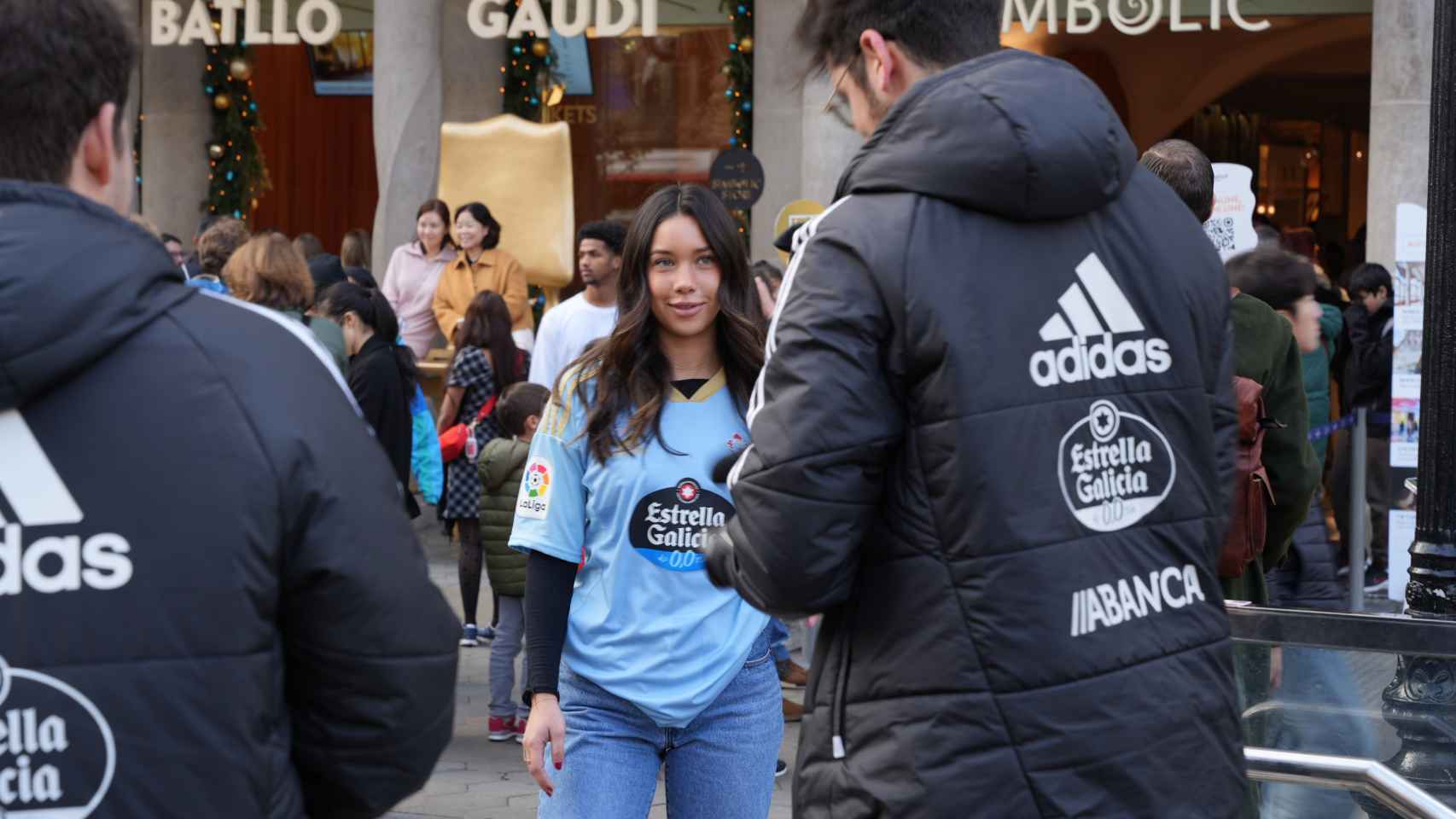 Imagen de la grabación del spot del Celta ante la Casa Batlló de Barcelona / CG