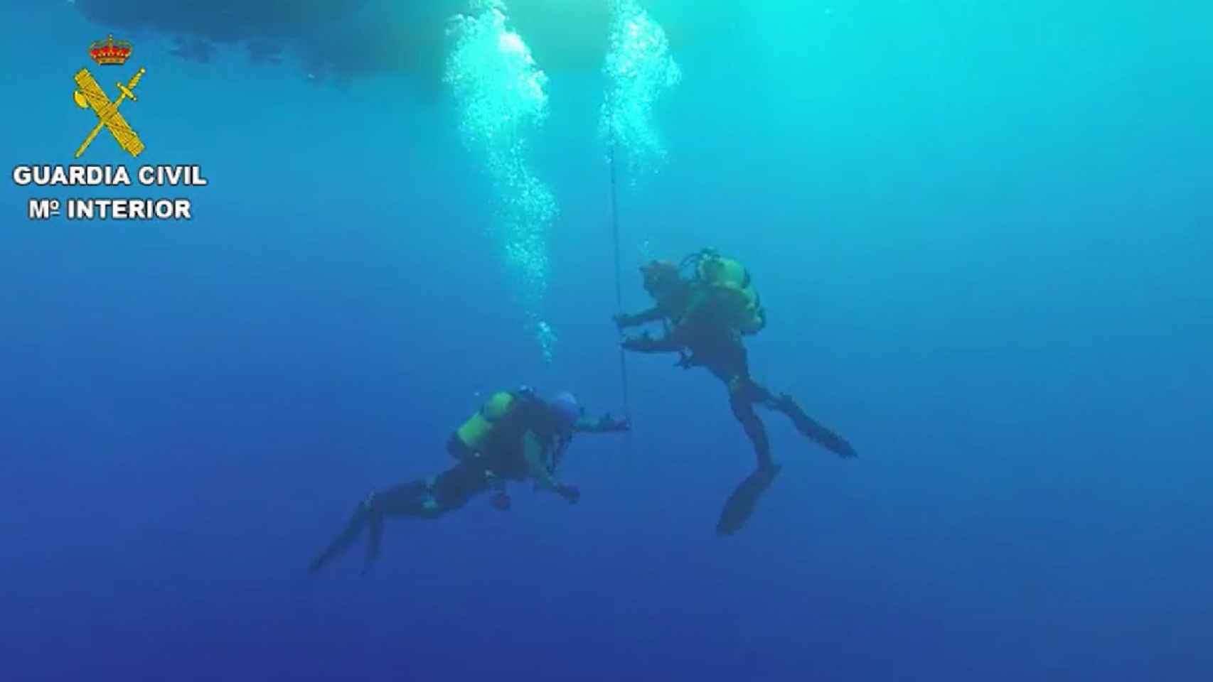 Dos agentes de los GEAS de la Guardia Civil, como los que han intervenido en la neutralización de una bomba de la Guerra Civil en Sant Feliu de Guíxols/ GUARDIA CIVIL