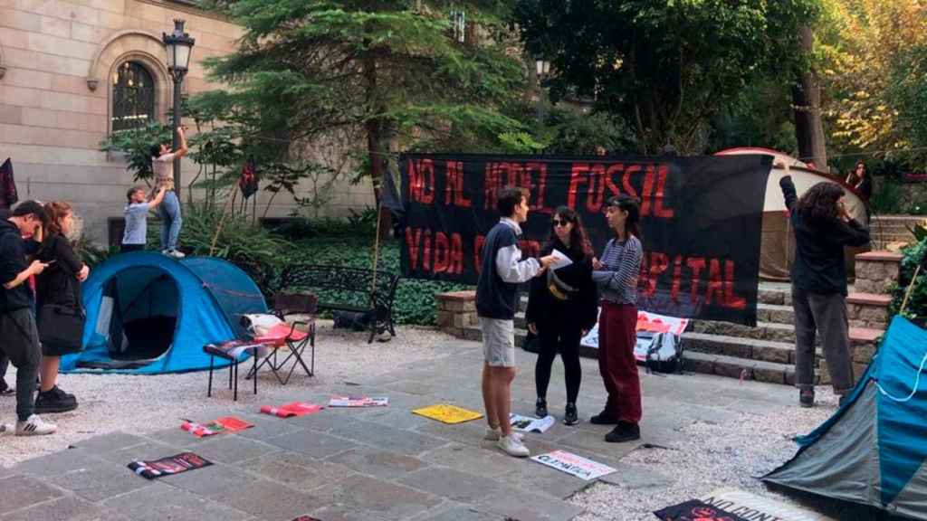 Protesta de los activistas de End Fossil Barcelona en la UB en el pasado mes de noviembre / EUROPA PRESS