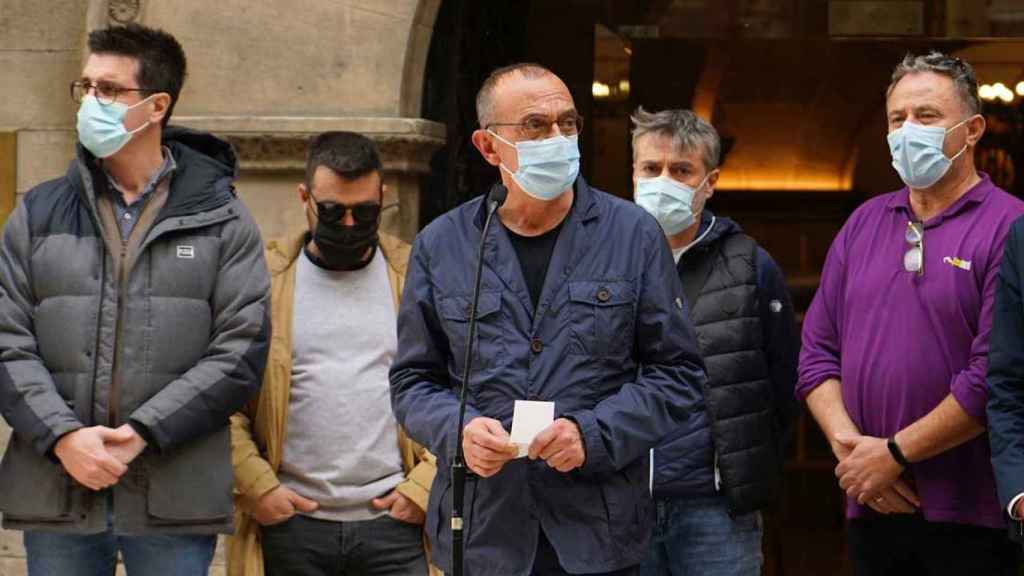 El alcalde de Lleida, Miquel Pueyo, durante la concentración contra la muerte violenta de un taxista en la localidad / EUROPA PRESS