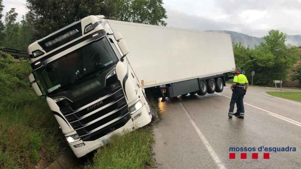 El camión se ha salido de la carretera justo delante de un control de los Mossos / MOSSOS D'ESQUADRA