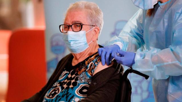 Josefa Pérez, la primera catalana que recibió la vacuna del coronavirus / EFE