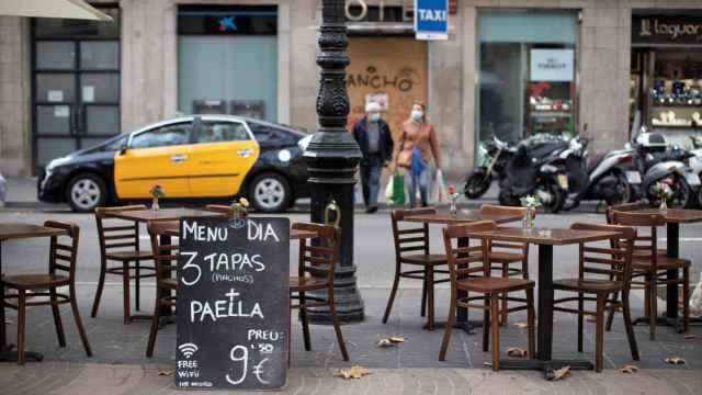 Una terraza vacía en el centro de Barcelona. El Govern ha mantenido las medidas que afectan a bares / EFE