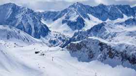 Pistas y montañas nevadas de Baqueira Beret (Vall d'Aran), donde la cota de nieve volverá a bajar a la par que las temperaturas en toda Cataluña / EP