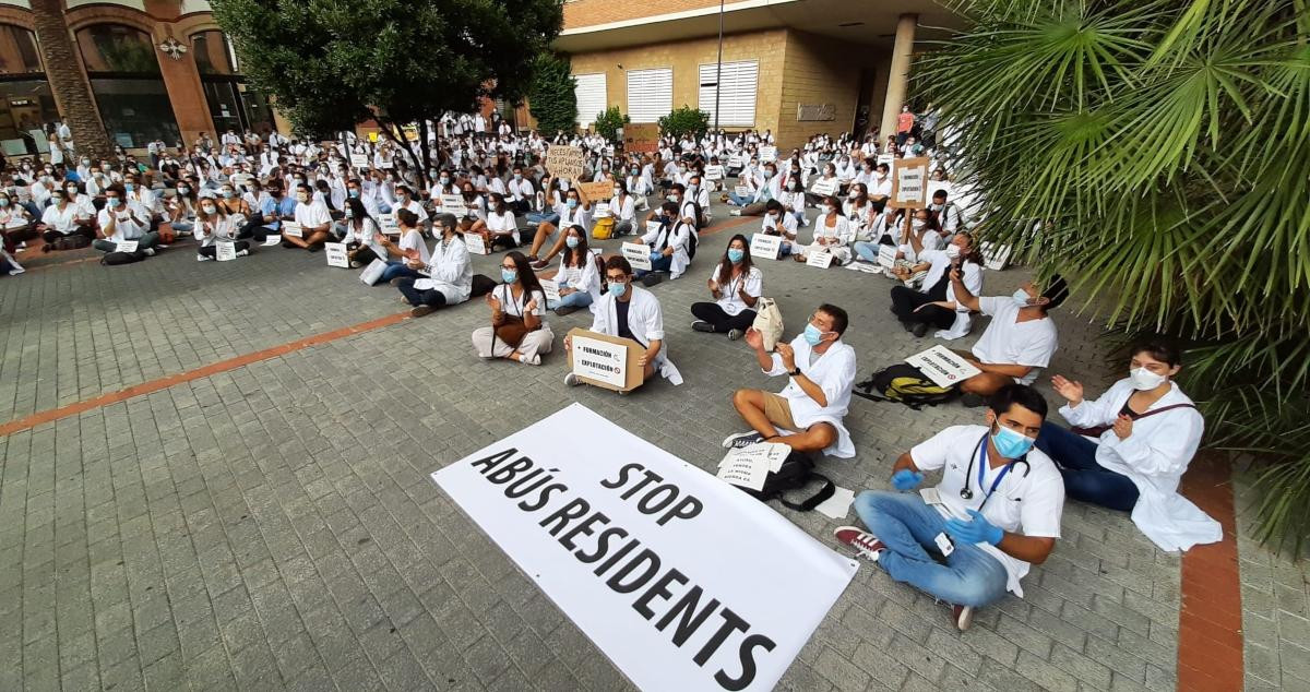 Protesta frente al Hospital de la Maternitat de los médicos residentes catalanes / METGES DE CATALUNYA