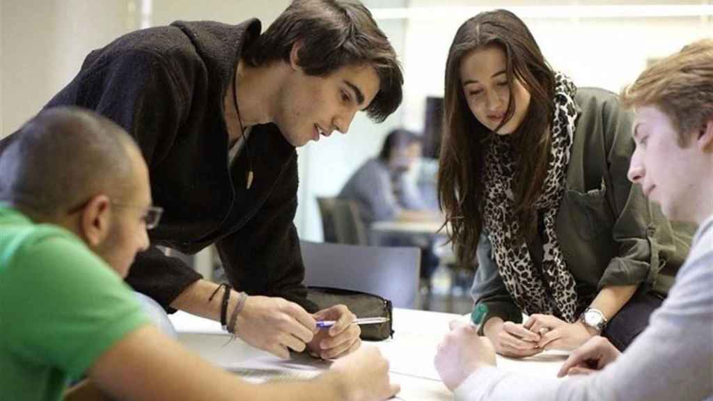 Jóvenes en una reunión de trabajo / EP