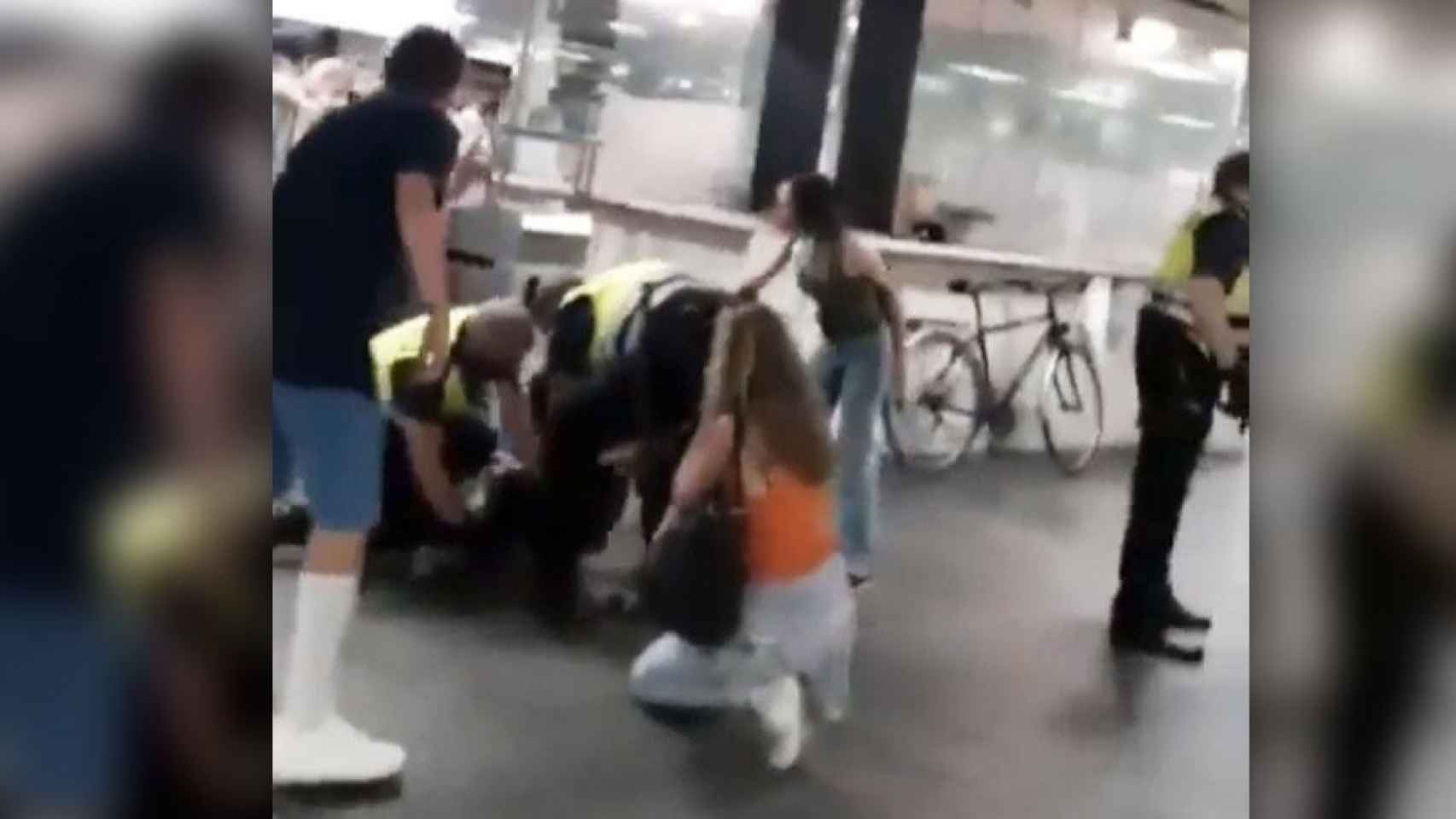 Imagen del altercado en la estación de plaza Catalunya de Barcelona el sábado / CG