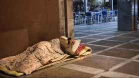 Una persona sin hogar duerme en la calle / EFE