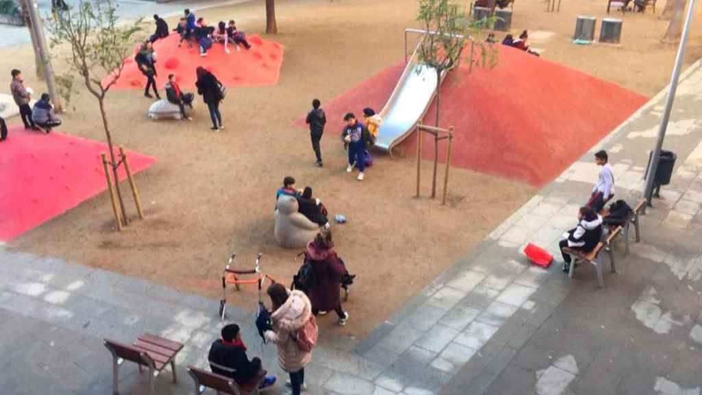 El parque de la plaza Salvador Seguí, en el Raval, plagado de jeringuillas / CG