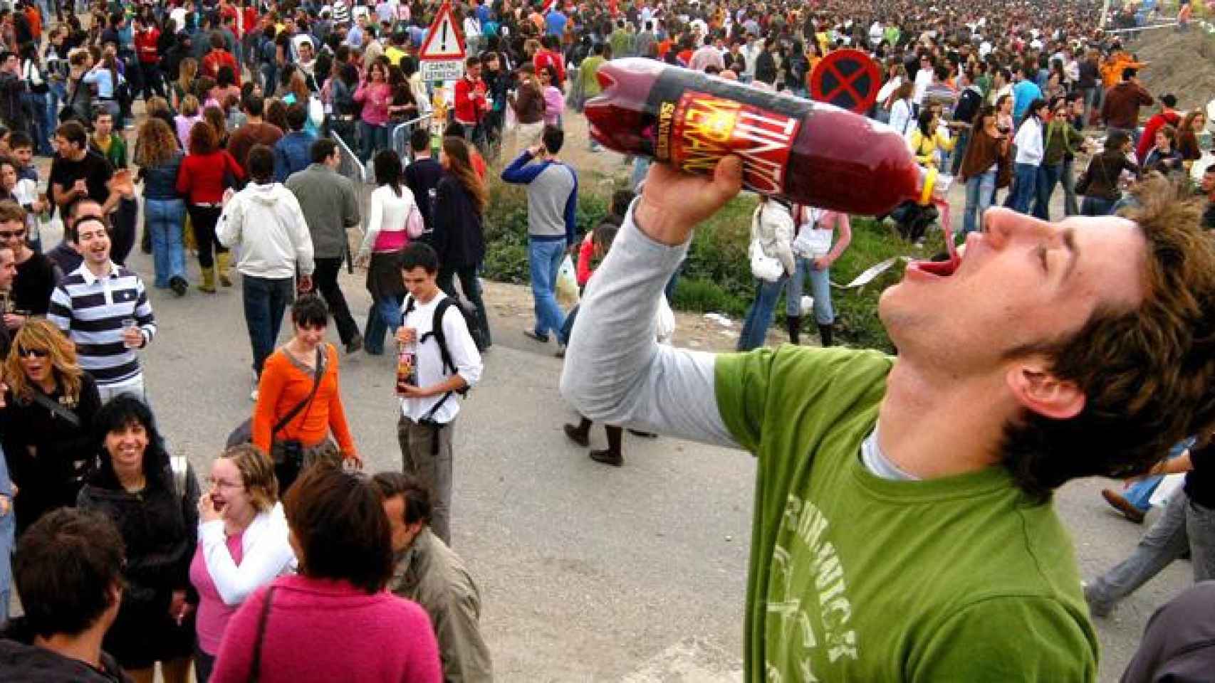 Varios jóvenes en un botellón / EFE