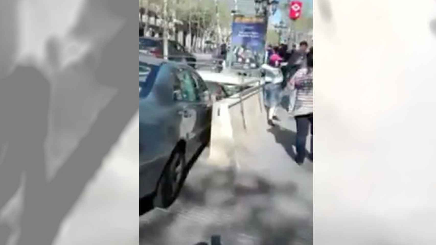 El coche encallado en el metro de Barcelona