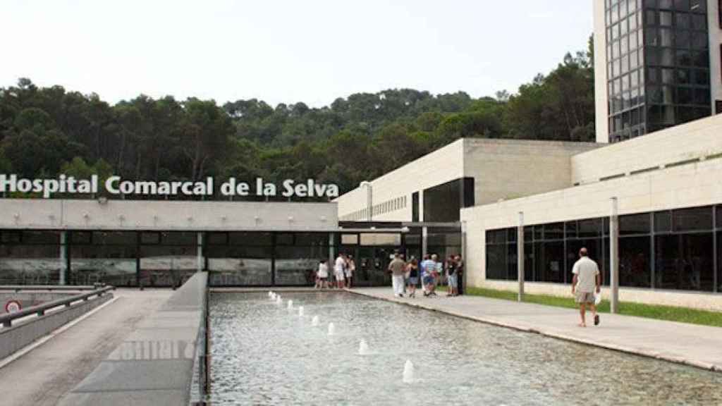 Vista del Hospital de Blanes, donde continúa una persona ingresada por el brote de legionela / CG