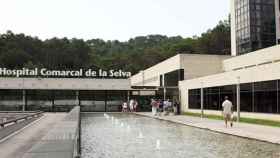 Vista del Hospital de Blanes, donde continúa una persona ingresada por el brote de legionela / CG