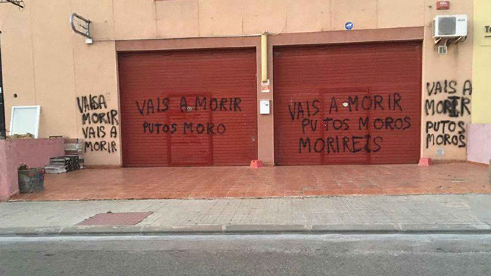 Imagen de las pintadas con las que ha despertado este viernes la mezquita de Montblanc / CG