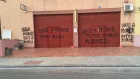 Imagen de las pintadas con las que ha despertado este viernes la mezquita de Montblanc / CG