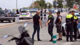 Agentes de Mossos d'Esquadra y Policía Local en la zona del tiroteo del jueves en Gavà (Barcelona) / EFE